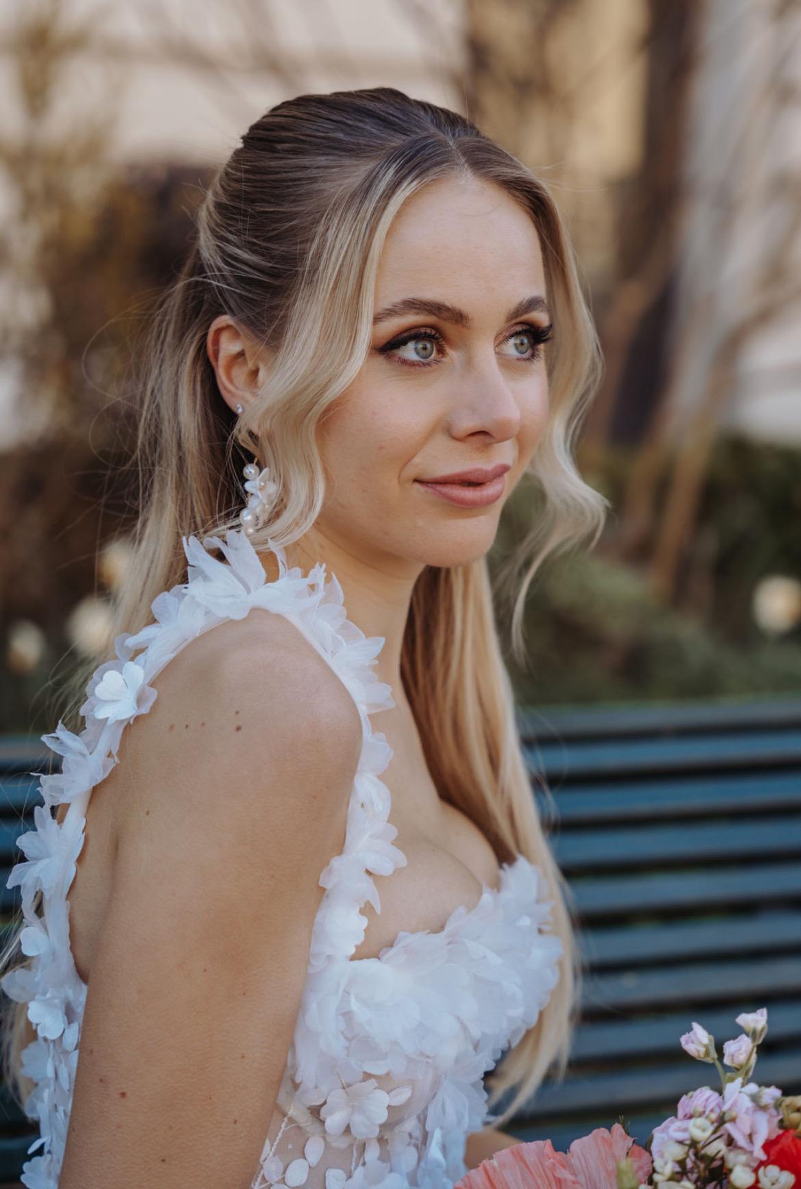 Florale Brautohrringe mit weißen Keramikblüten & Perlen – Handgefertigt mit Edelstahl-Ohrhaken