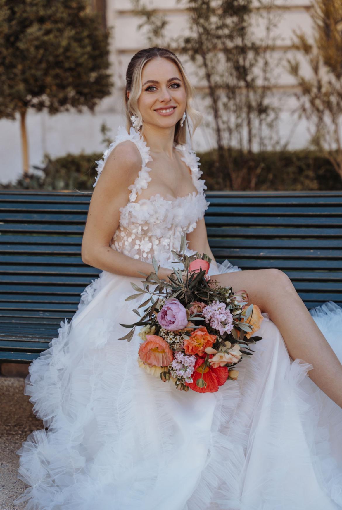 Florale Brautohrringe mit weißen Keramikblüten & Perlen – Handgefertigt mit Edelstahl-Ohrhaken