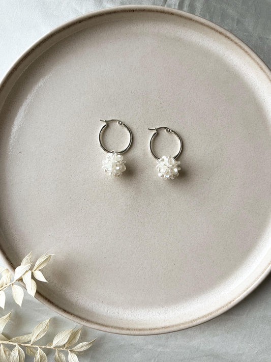 Braut-Creolen mit abnehmbarem Perlenanhänger – Edelstahl in Gold oder Silber | Handgemacht