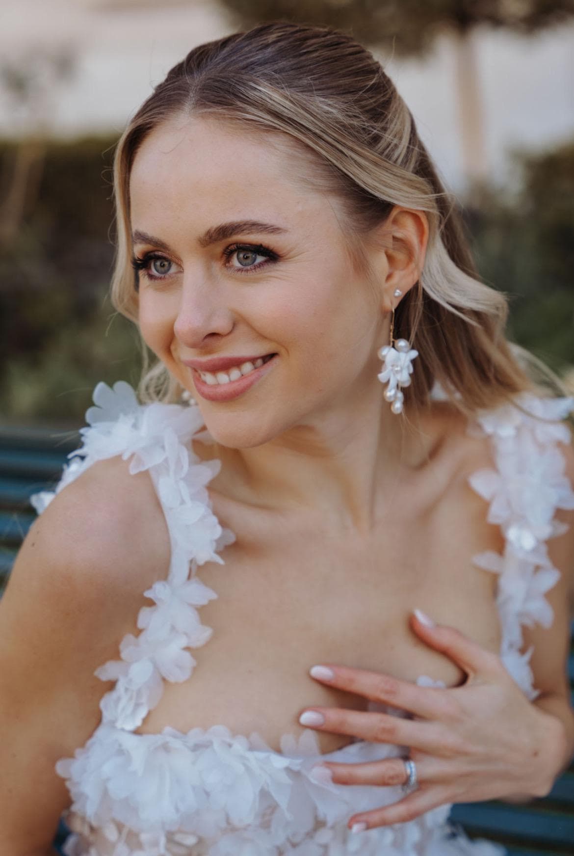 Florale Brautohrringe mit weißen Keramikblüten & Perlen – Handgefertigt mit Edelstahl-Ohrhaken