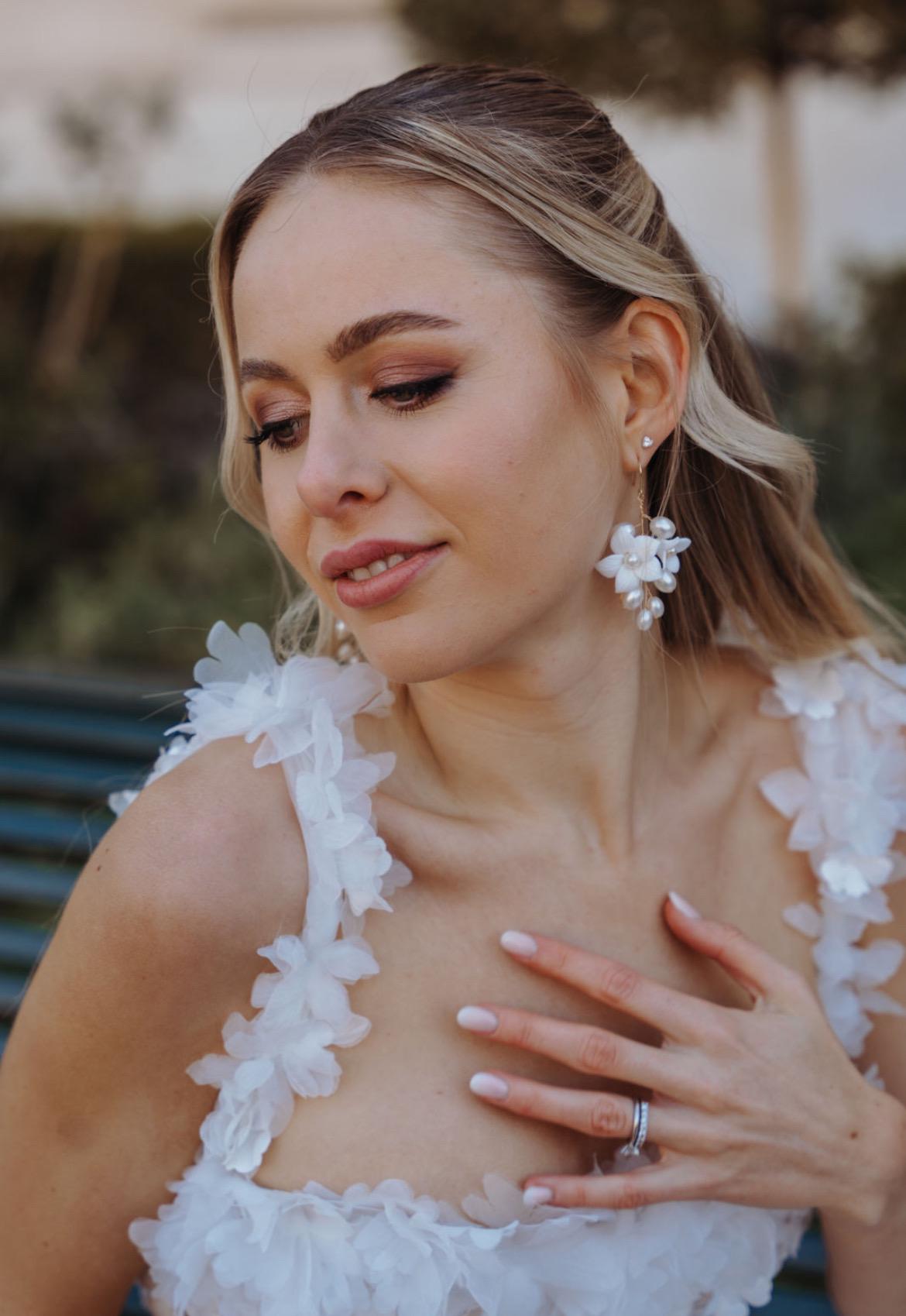 Florale Brautohrringe mit weißen Keramikblüten & Perlen – Handgefertigt mit Edelstahl-Ohrhaken