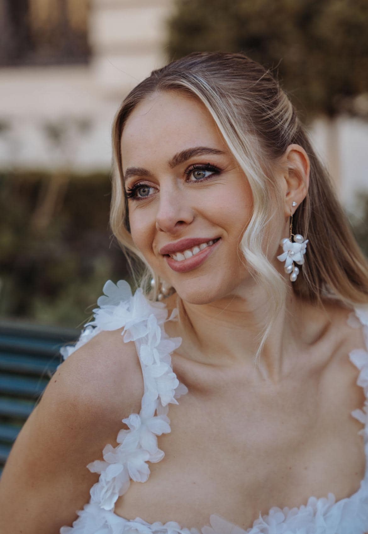 Florale Brautohrringe mit weißen Keramikblüten & Perlen – Handgefertigt mit Edelstahl-Ohrhaken